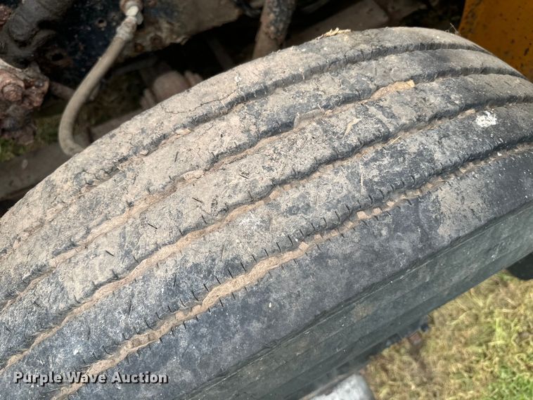 image for item EE7493 1995 International  4900 dump truck