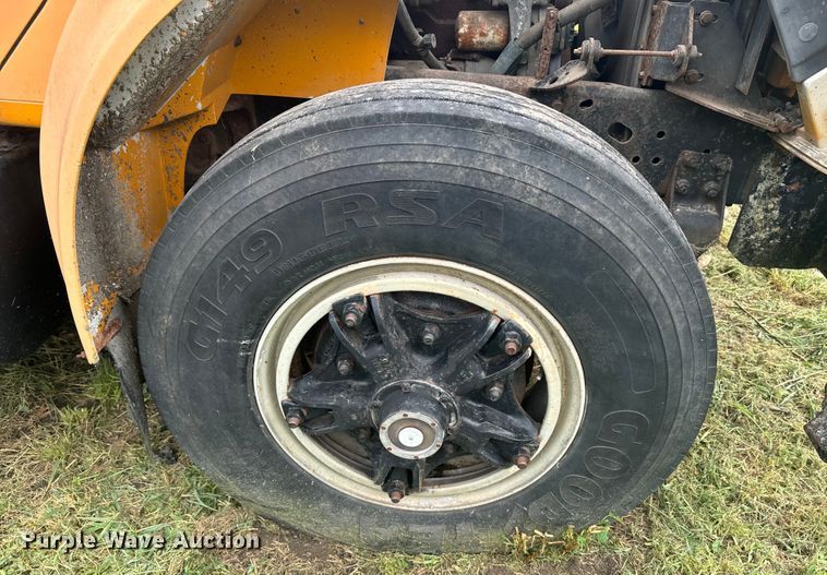 image for item EE7493 1995 International  4900 dump truck