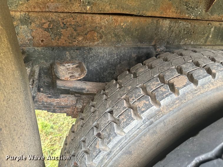 image for item EE7493 1995 International  4900 dump truck