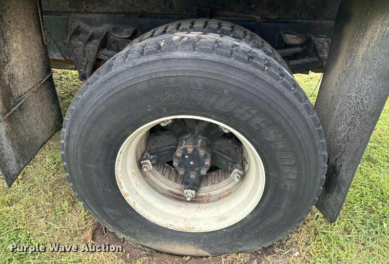 image for item EE7493 1995 International  4900 dump truck