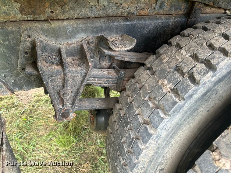 image for item EE7493 1995 International  4900 dump truck