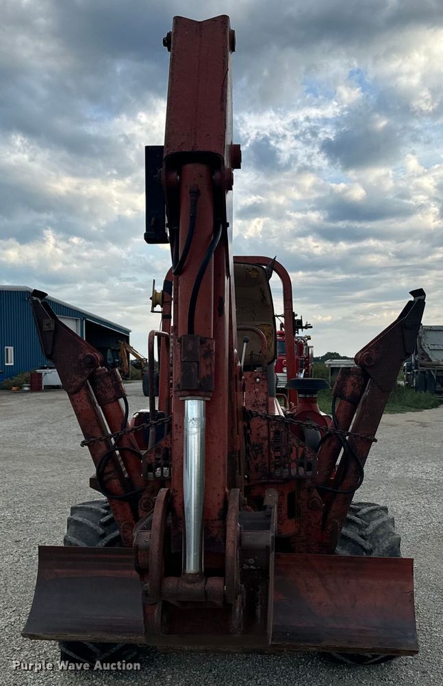 image for item EE7494 2000 Ditch Witch 8020T vibratory cable plow