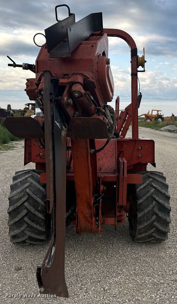 image for item EE7494 2000 Ditch Witch 8020T vibratory cable plow