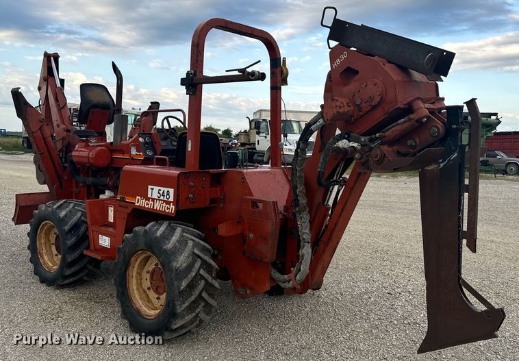 image for item EE7494 2000 Ditch Witch 8020T vibratory cable plow