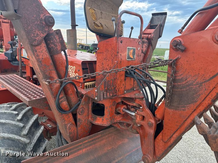 image for item EE7494 2000 Ditch Witch 8020T vibratory cable plow