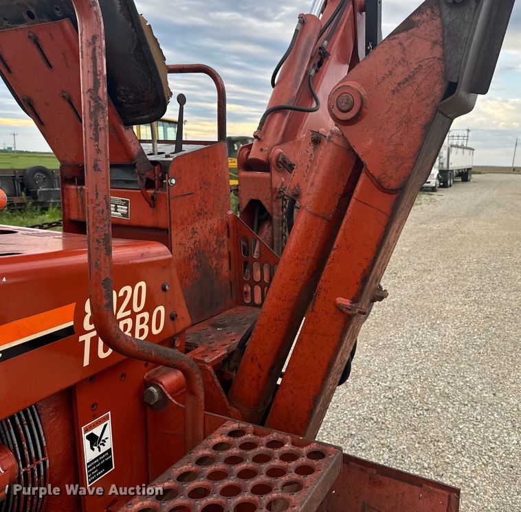 image for item EE7494 2000 Ditch Witch 8020T vibratory cable plow