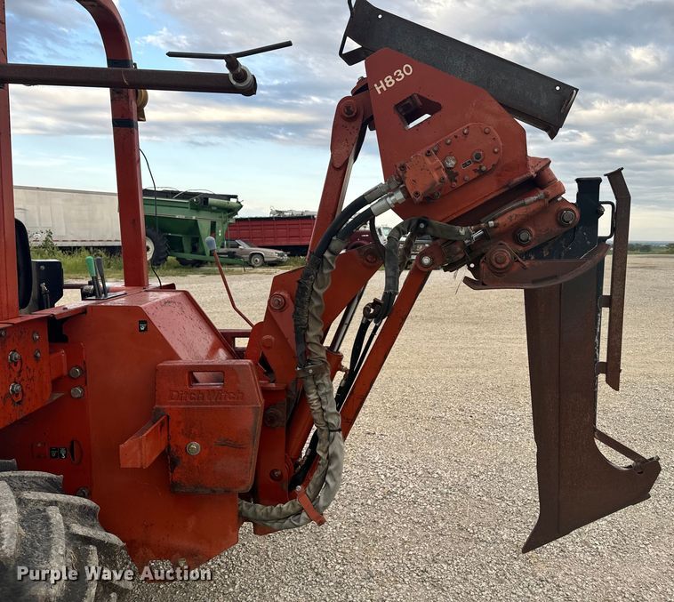 image for item EE7494 2000 Ditch Witch 8020T vibratory cable plow
