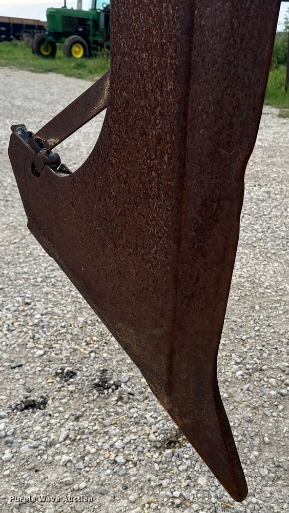 image for item EE7494 2000 Ditch Witch 8020T vibratory cable plow