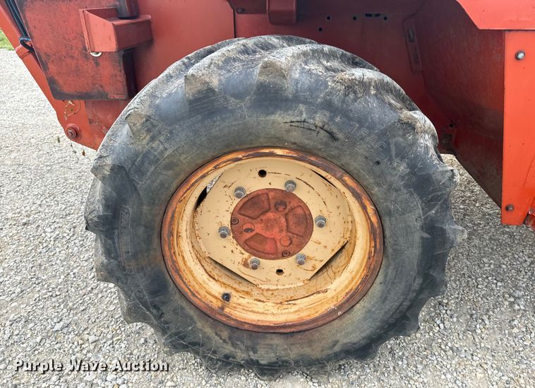 image for item EE7494 2000 Ditch Witch 8020T vibratory cable plow