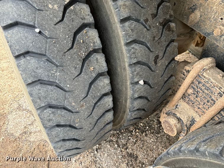 image for item EE7534 2005 Mack CV713 dump truck