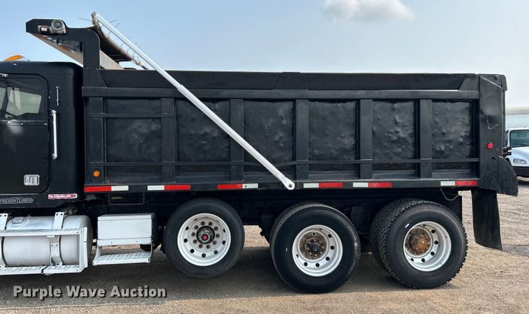 image for item EG0874 1995 Freightliner  FLD dump truck