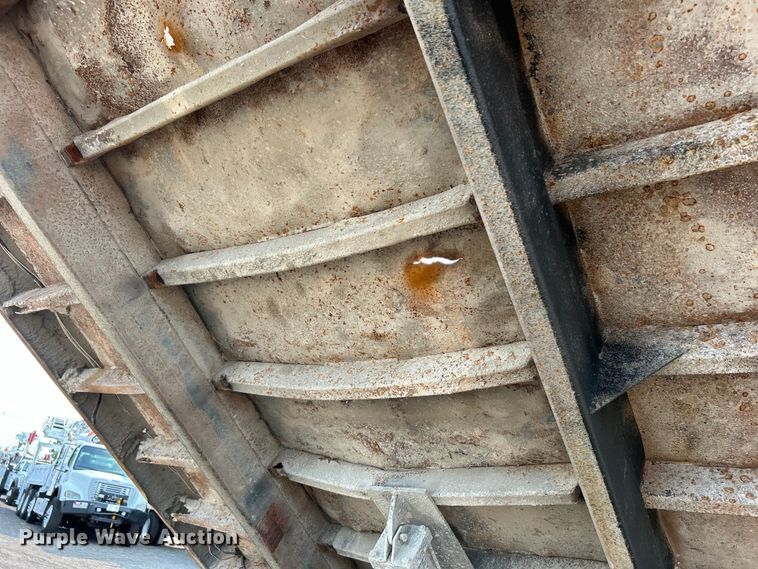 image for item EG0874 1995 Freightliner  FLD dump truck