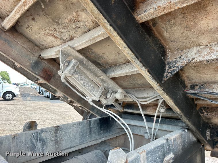 image for item EG0874 1995 Freightliner  FLD dump truck