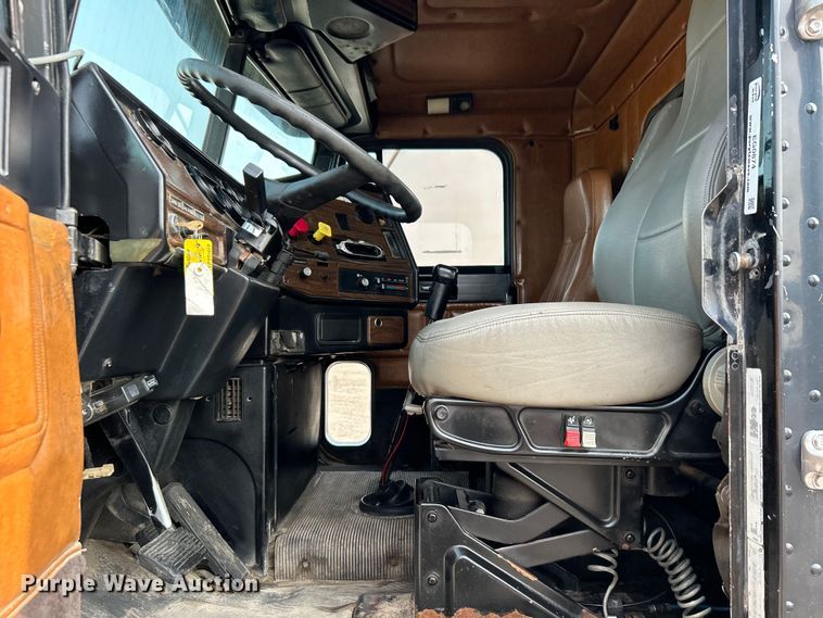 image for item EG0874 1995 Freightliner  FLD dump truck