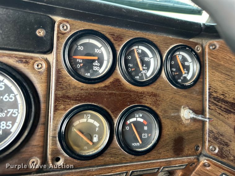 image for item EG0874 1995 Freightliner  FLD dump truck