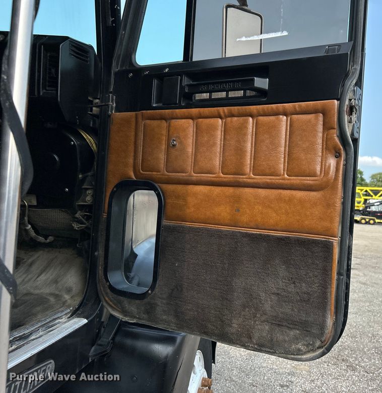 image for item EG0874 1995 Freightliner  FLD dump truck