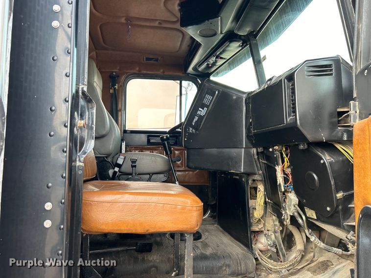 image for item EG0874 1995 Freightliner  FLD dump truck