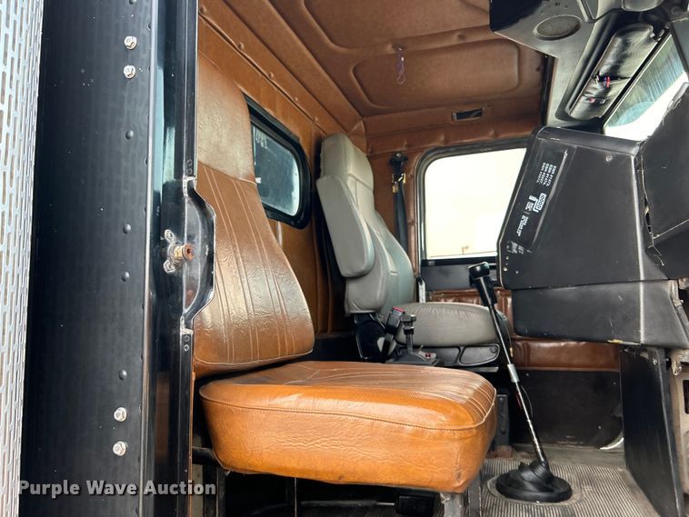 image for item EG0874 1995 Freightliner  FLD dump truck