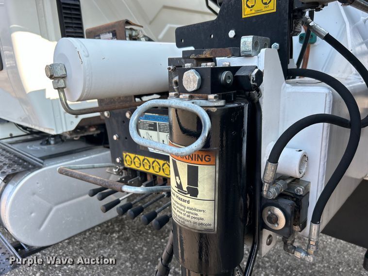 image for item EG0910 2008 International  Work Star 7400 crane truck