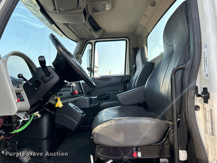 image for item EG0910 2008 International  Work Star 7400 crane truck