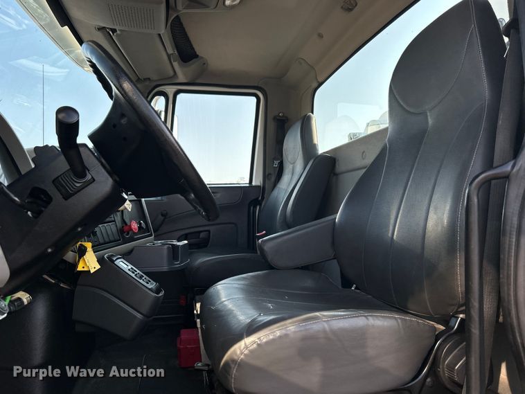 image for item EG0910 2008 International  Work Star 7400 crane truck