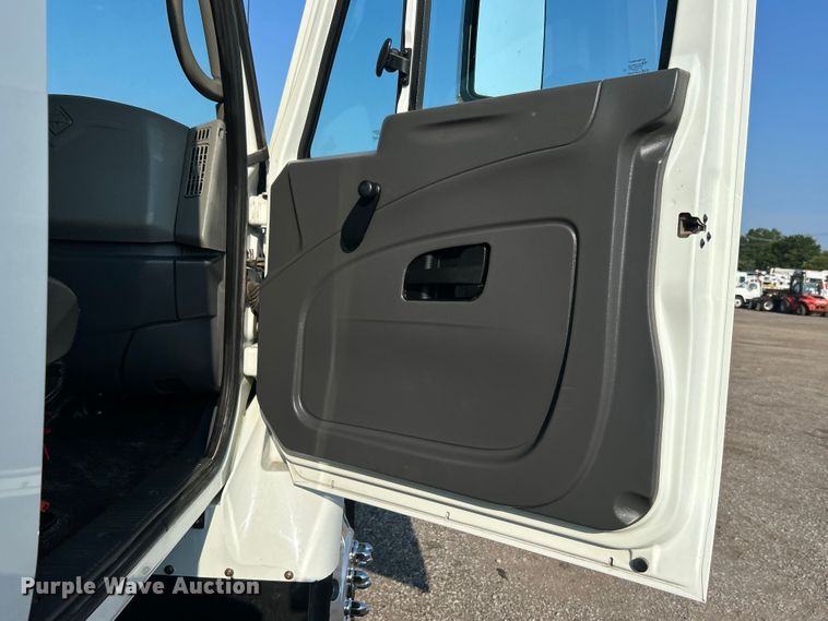 image for item EG0910 2008 International  Work Star 7400 crane truck