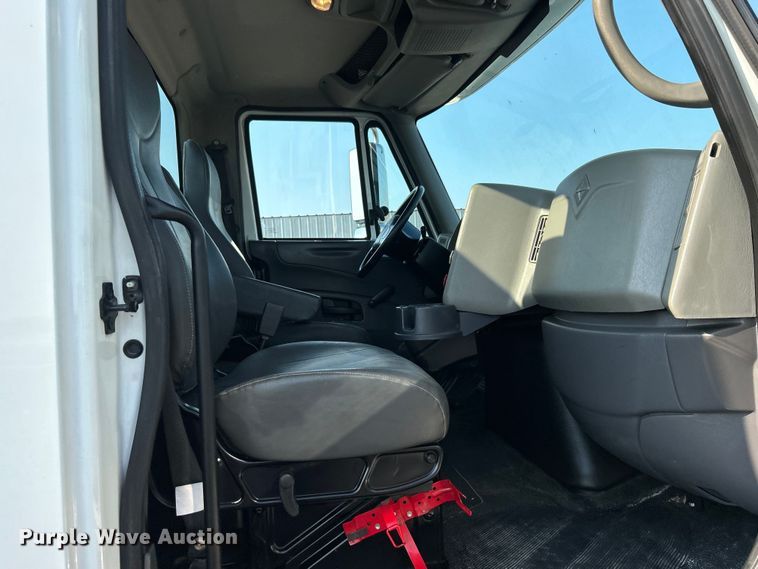 image for item EG0910 2008 International  Work Star 7400 crane truck