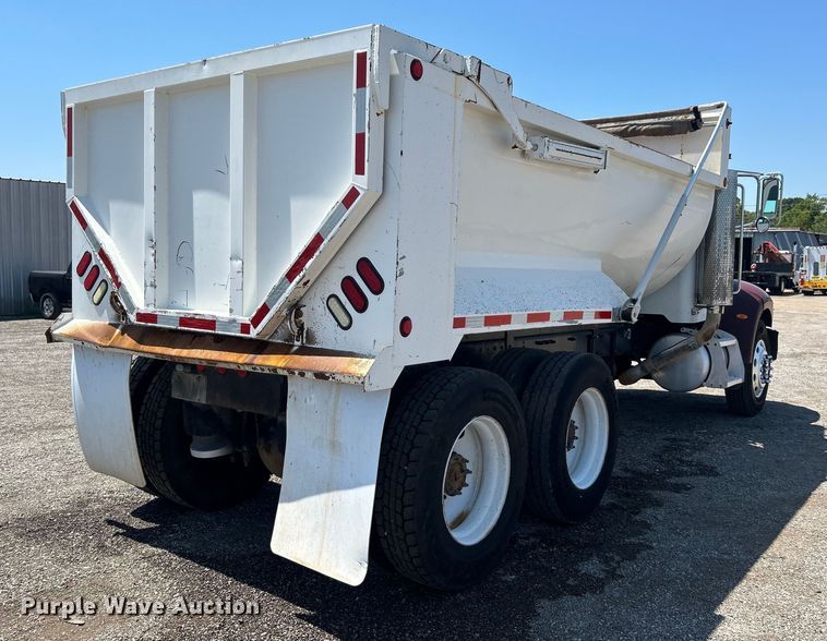 image for item EG0939 2005 Peterbilt  335 dump truck