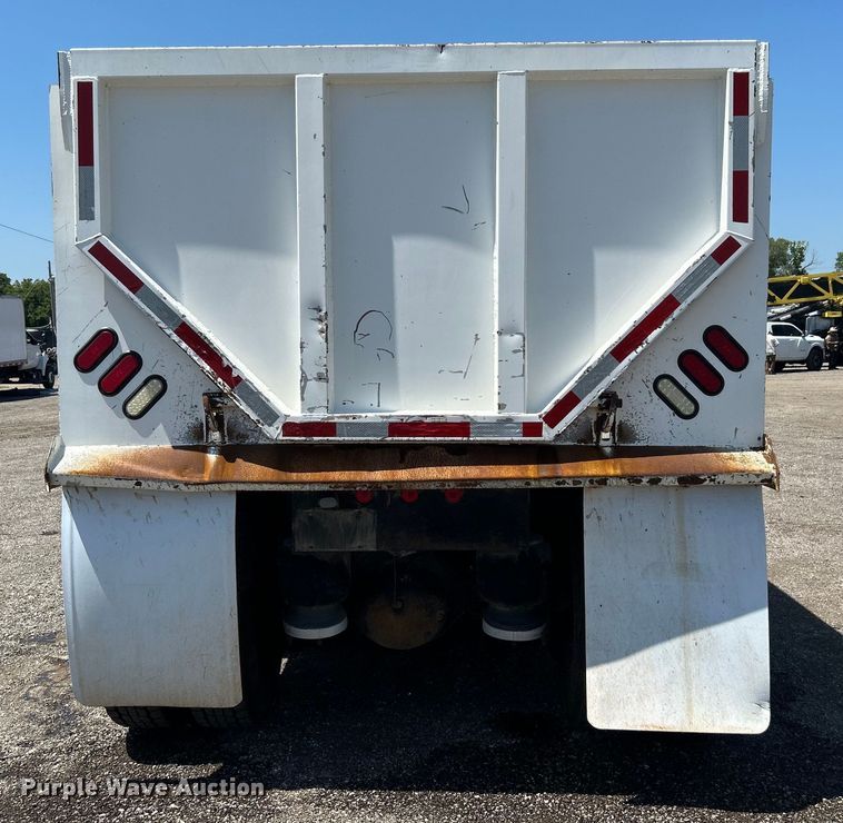 image for item EG0939 2005 Peterbilt  335 dump truck