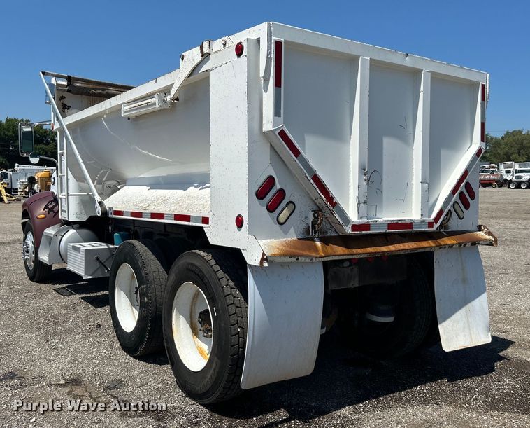 image for item EG0939 2005 Peterbilt  335 dump truck