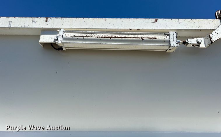 image for item EG0939 2005 Peterbilt  335 dump truck