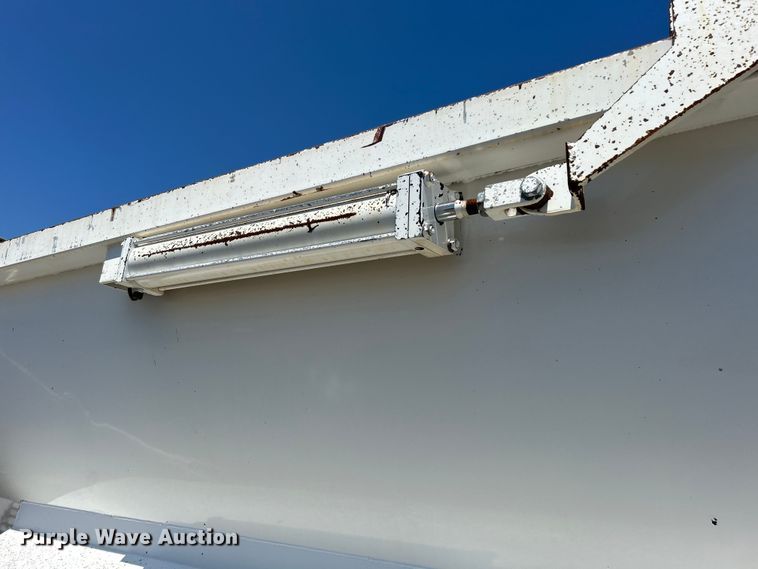 image for item EG0939 2005 Peterbilt  335 dump truck