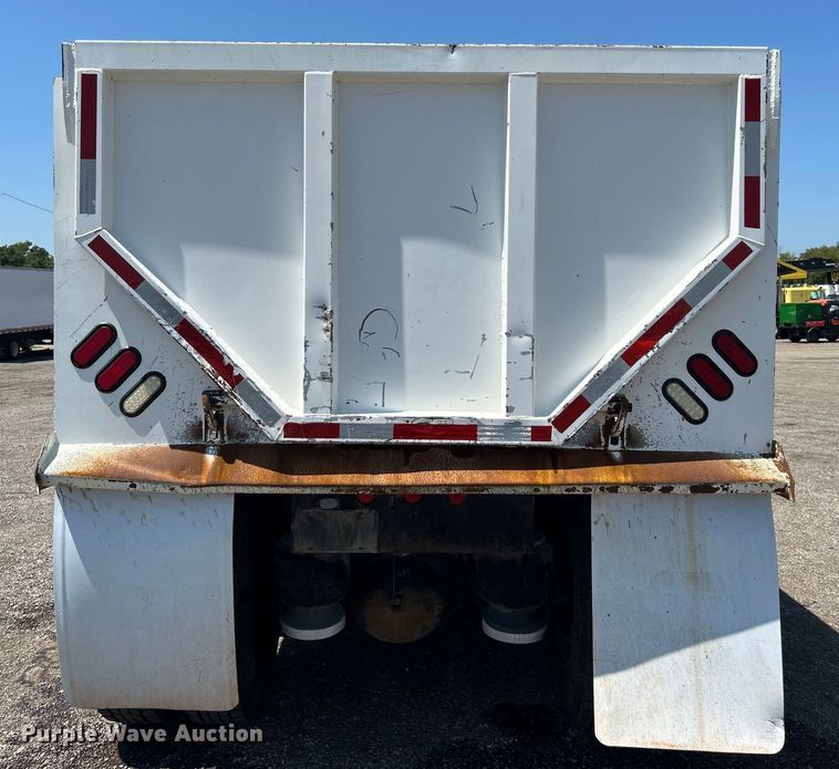 image for item EG0939 2005 Peterbilt  335 dump truck
