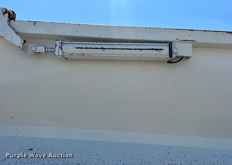 image for item EG0939 2005 Peterbilt  335 dump truck