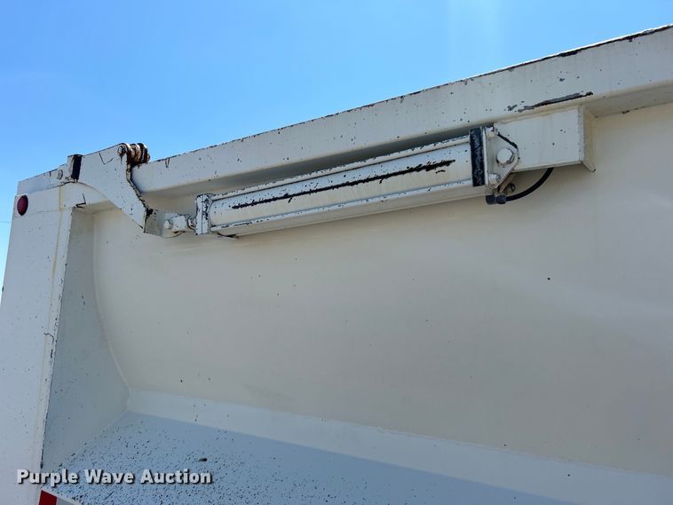 image for item EG0939 2005 Peterbilt  335 dump truck