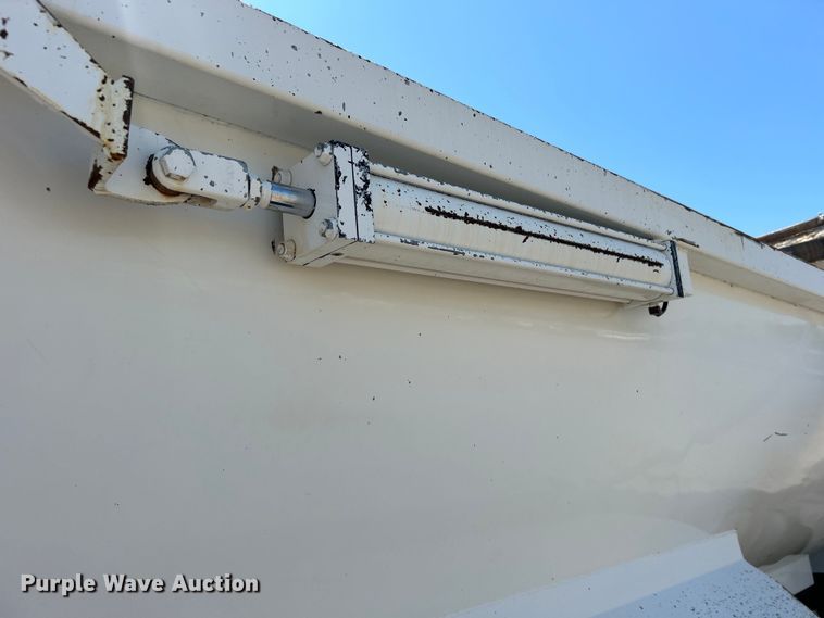 image for item EG0939 2005 Peterbilt  335 dump truck