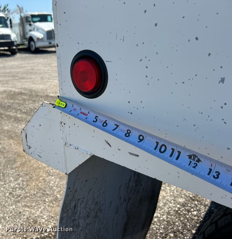 image for item EG0939 2005 Peterbilt  335 dump truck