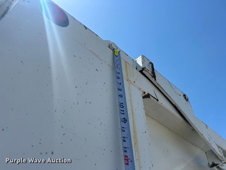 image for item EG0939 2005 Peterbilt  335 dump truck