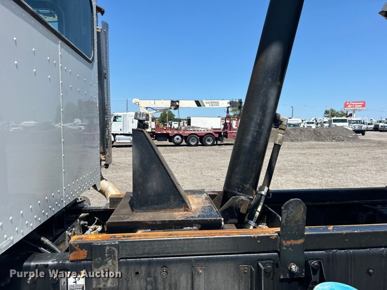 image for item EG0939 2005 Peterbilt  335 dump truck