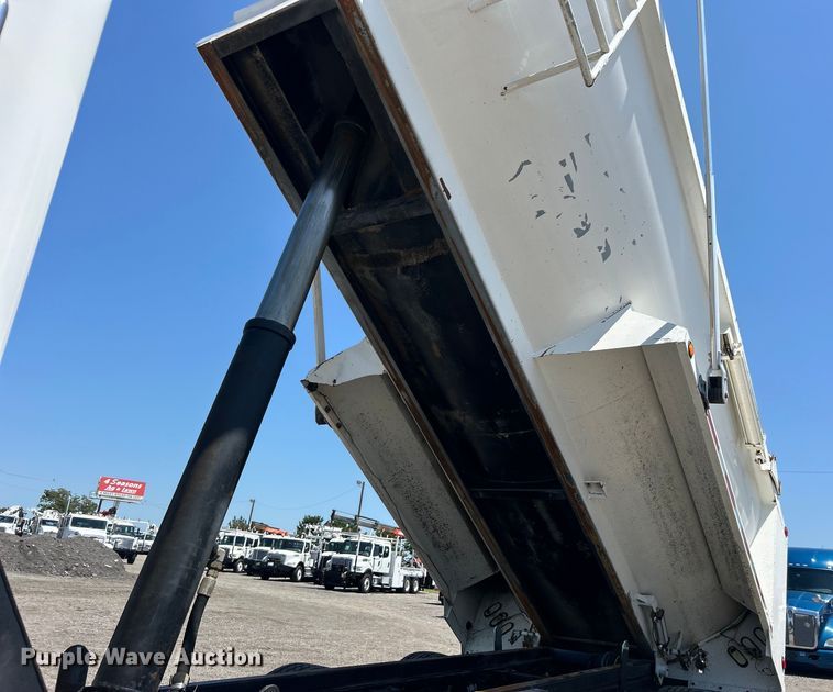 image for item EG0939 2005 Peterbilt  335 dump truck