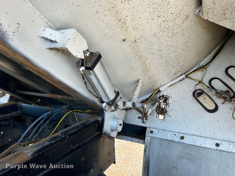 image for item EG0939 2005 Peterbilt  335 dump truck