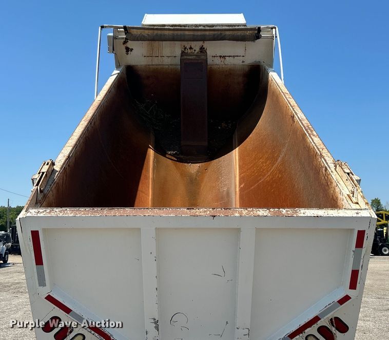 image for item EG0939 2005 Peterbilt  335 dump truck