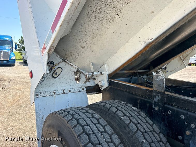 image for item EG0939 2005 Peterbilt  335 dump truck