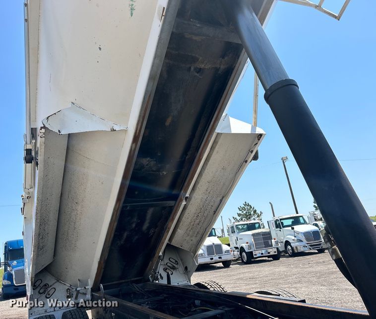 image for item EG0939 2005 Peterbilt  335 dump truck