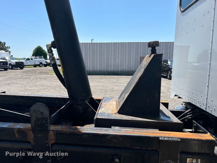 image for item EG0939 2005 Peterbilt  335 dump truck