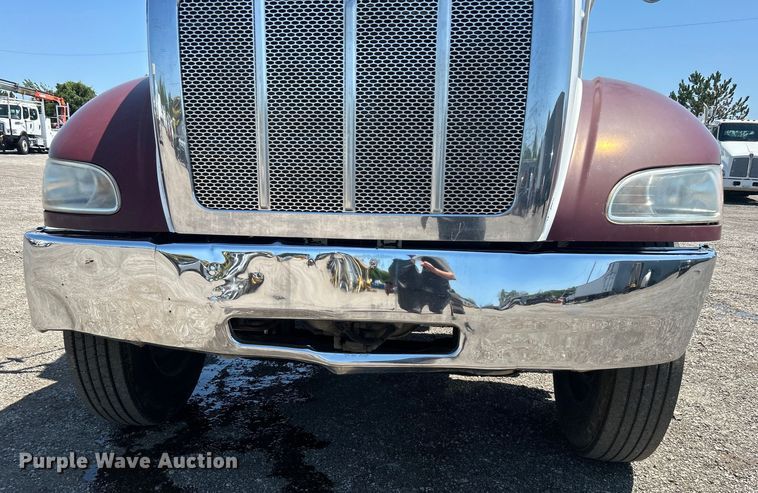 image for item EG0939 2005 Peterbilt  335 dump truck