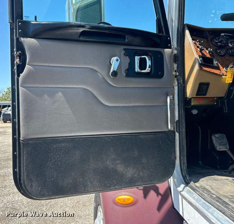 image for item EG0939 2005 Peterbilt  335 dump truck