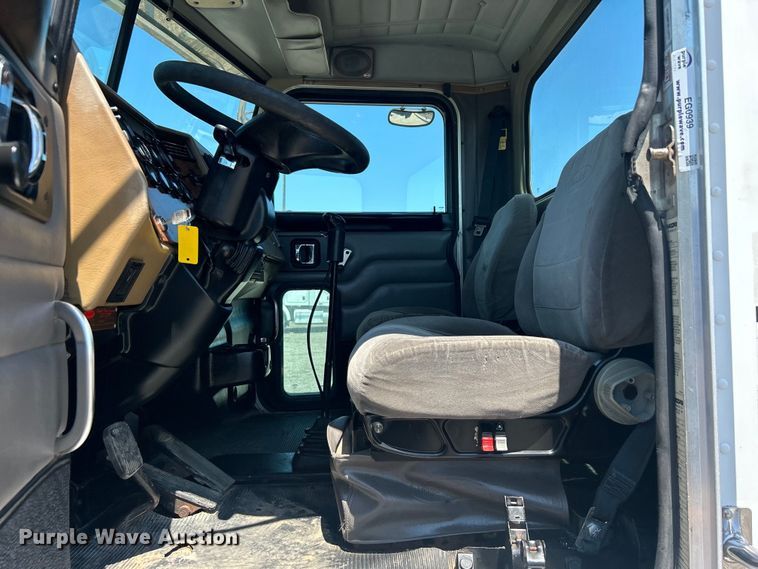 image for item EG0939 2005 Peterbilt  335 dump truck