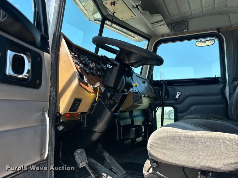 image for item EG0939 2005 Peterbilt  335 dump truck