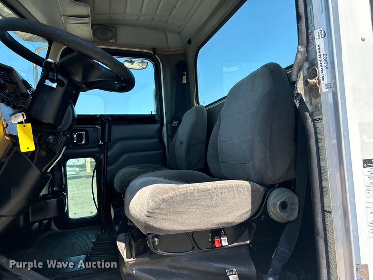 image for item EG0939 2005 Peterbilt  335 dump truck